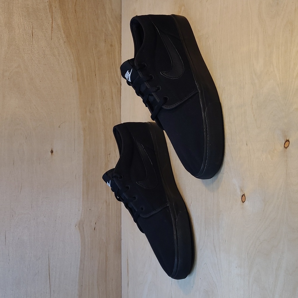 Nike Toki Low Triple Black Mens Sneakers - Picture 4 of 10